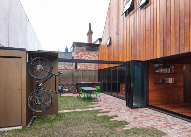 Skydedør moset åbent bolighusdesign fra to bygninger