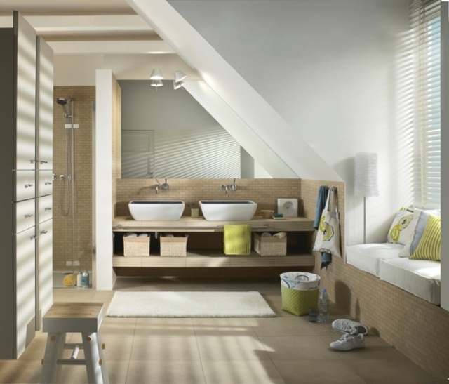 Loft-badeværelse-neutrale-farver-naturlige-materialer-interiør