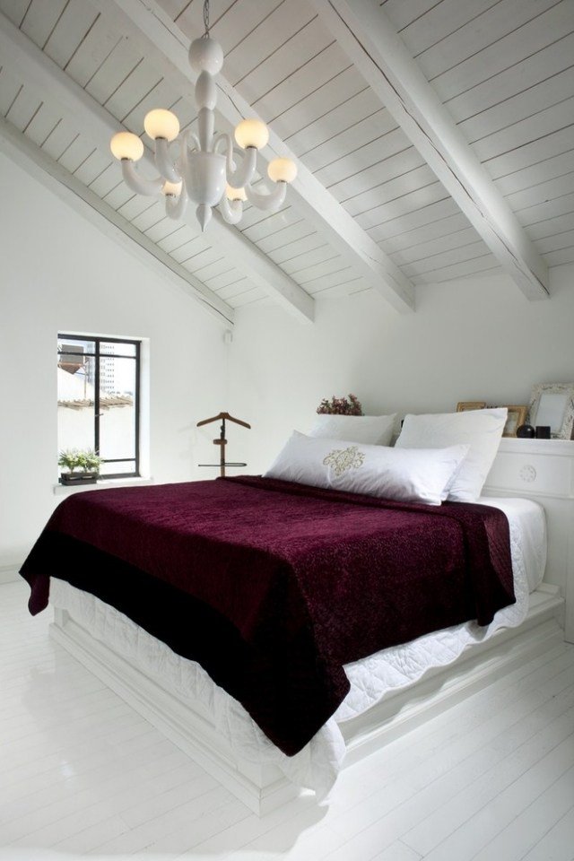 Soveværelse-stue-ideer-til-skråt-lofter-hvid-lakerede-loftsbjælker