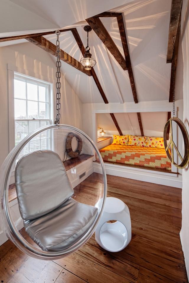 Interiør-med-træbjælker i loftet-teenage værelse hængende stol