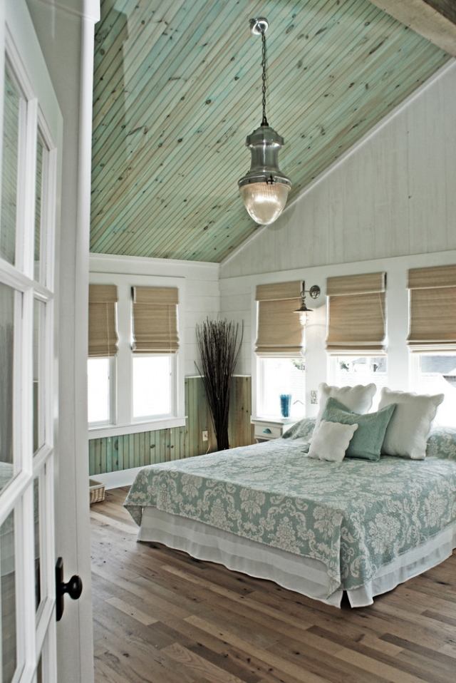 Living-idéer-til skrå lofter-soveværelser-strand-stil-træbjælke loft-patina effekt