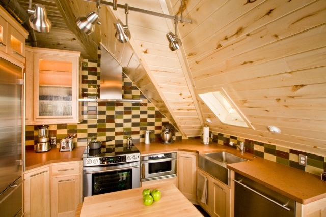Rustikke-køkken-stue-ideer-til skrå lofter-vægskabe-perfekt integreret