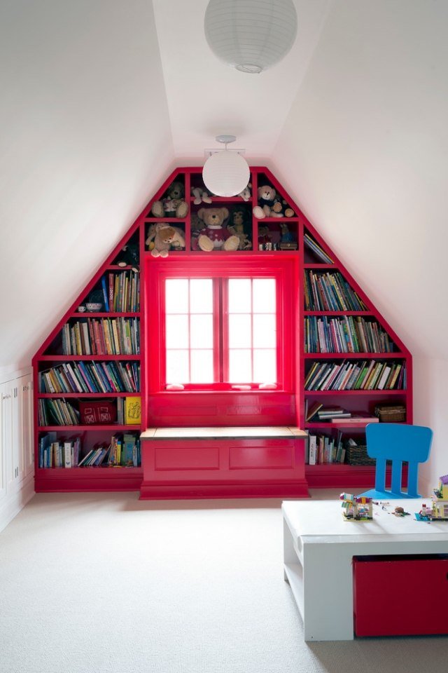 Børneværelse-stue-ideer-til skrå lofter-indbygget i skabe-rød