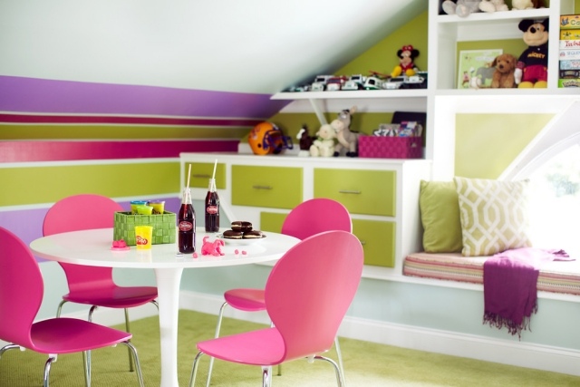 Living-idéer-til-skråt-lofter-interiør-dekoration-farve-bland-livligt-børneværelse
