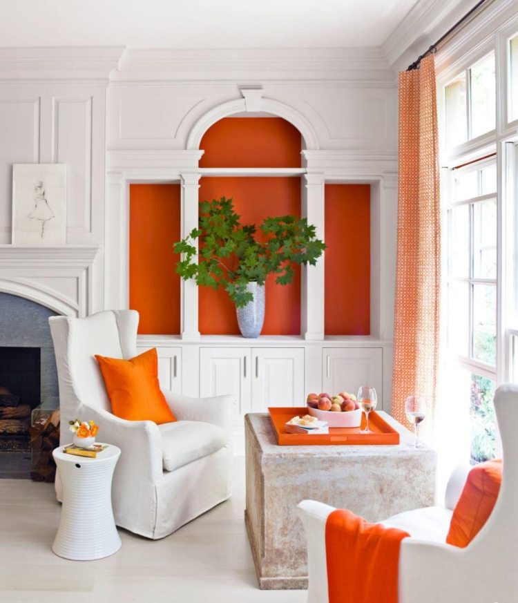 levende-ideer-forårs-dekoration-ideer-hvid-orange-vingestol-stuk-indbyggede skabe
