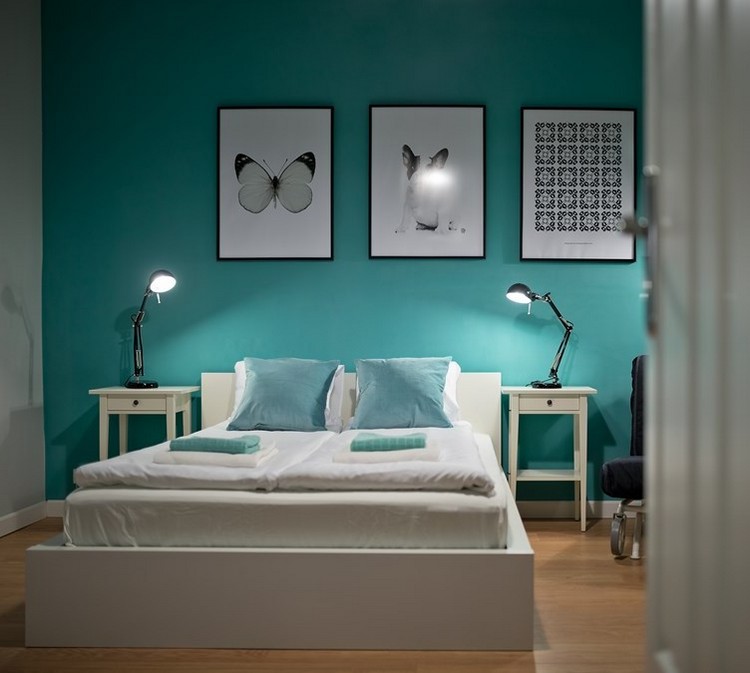 levende-ideer-farve-design-soveværelse-turkis-hvid-seng-sort-hvide-fotografier