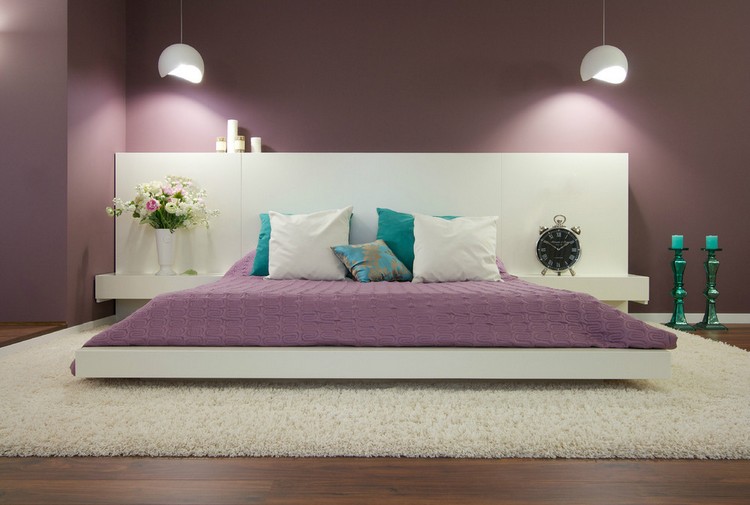 levende-ideer-farve-design-soveværelse-lilla-hvid-seng-stel-turkis-accenter
