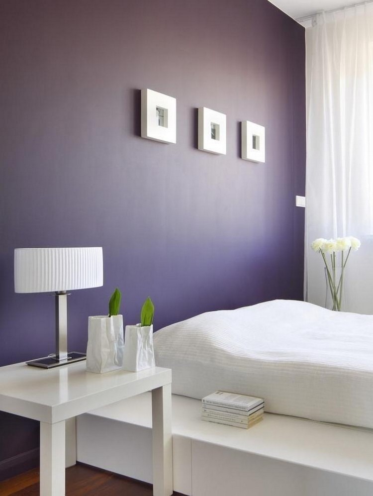 levende-ideer-farve-design-soveværelse-lilla-aubergine-hvid-seng
