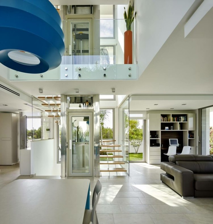 levende-ideer-hvid-villa-tarragona-elevator-glas-design-blå-lampe