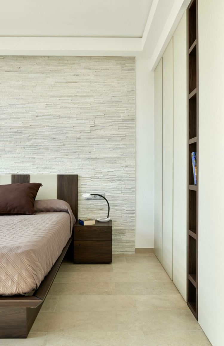 levende-ideer-hvid-costa-daurada-soveværelse-sten-vægbeklædning-seng-træ