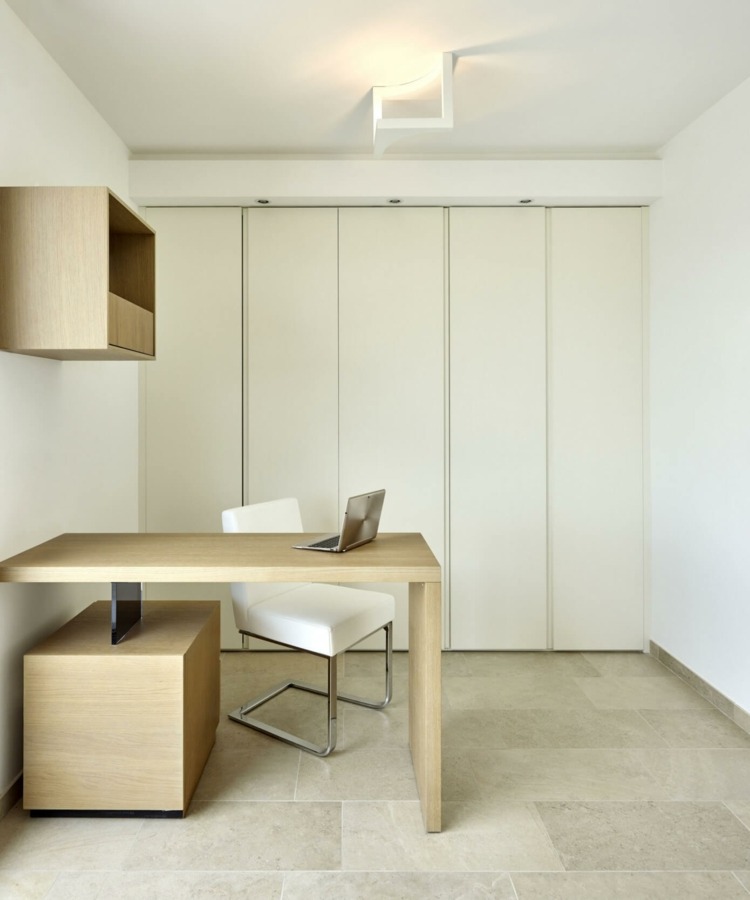 levende-ideer-i-hvidt-garderobe-skrivebord-simpelt-minimalistisk-træ