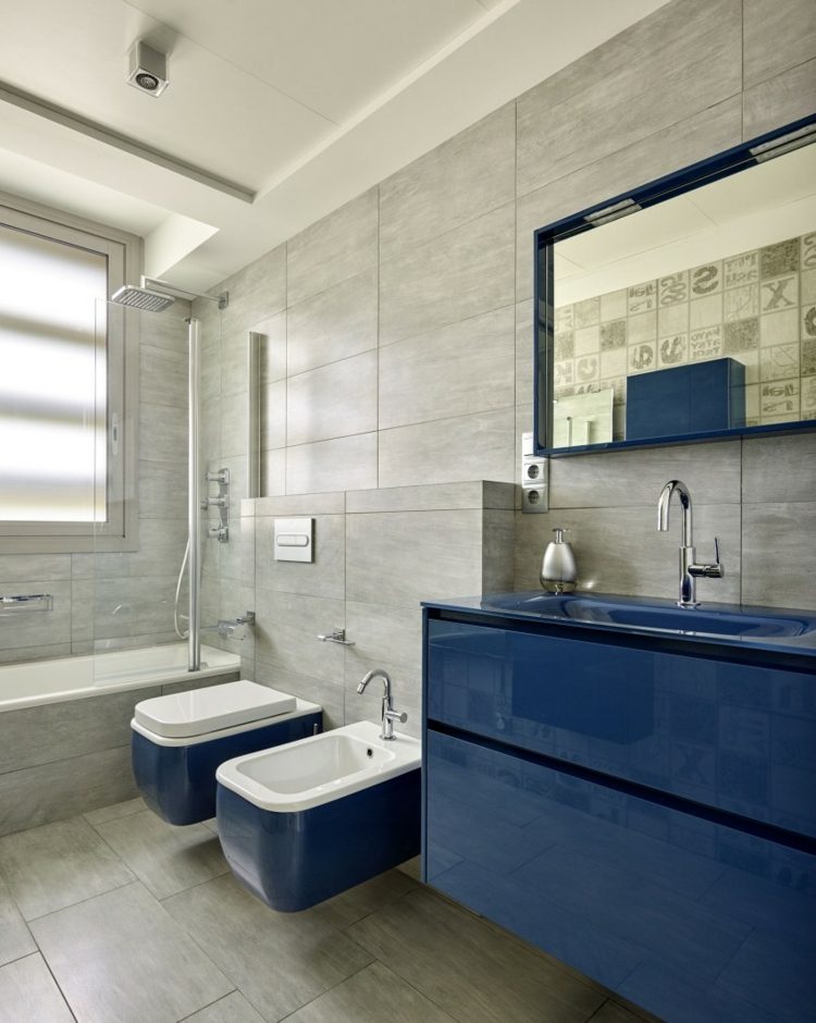 levende-ideer-hvidt-badeværelse-grå-fliser-design-mørkeblåt-højglans toilet