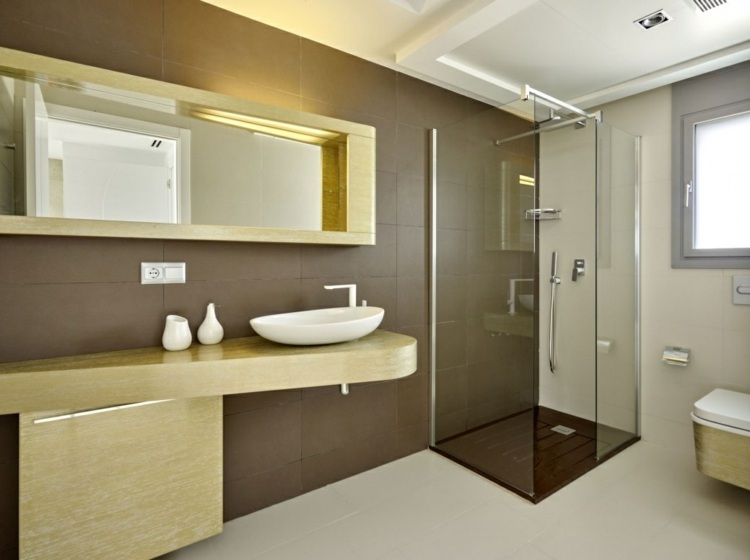 levende-ideer-hvide-varme-farver-badeværelse-brun-væg-design-bruser
