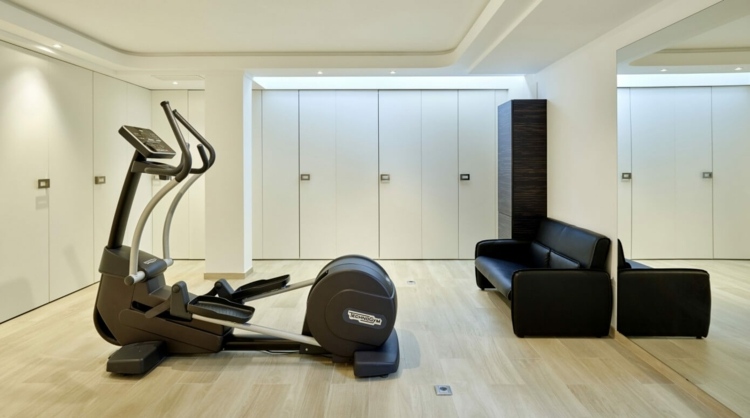 stue-ideer-hvid-fitness-værelse-interiør-spejl-væg-laminat