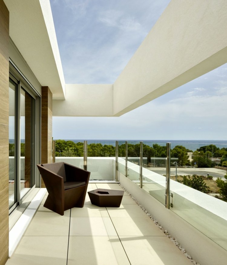 levende-ideer-hvid-altan-design-enkel-brun-stol-abstrakt