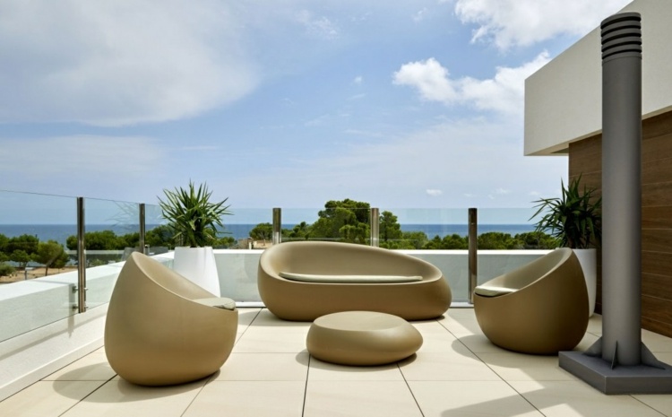 levende-ideer-hvid-terrasse-lounge-glas gelænder-udendørs-fliser
