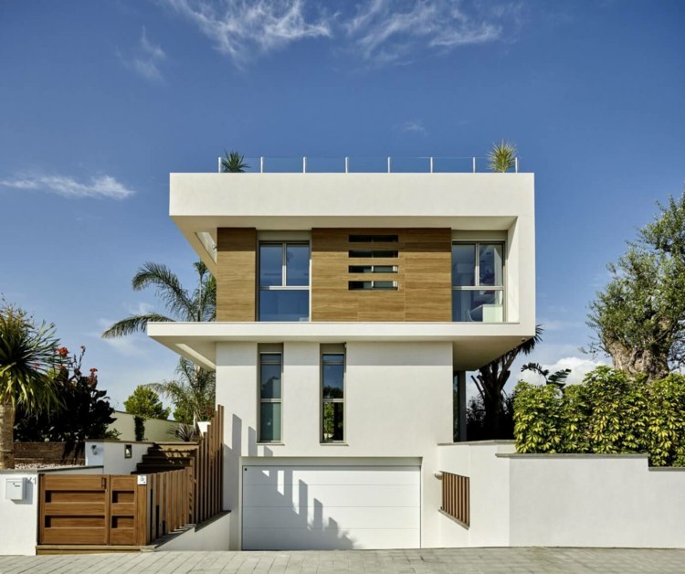 levende-ideer-hvidt-hus-design-italien-garage-træ-facade