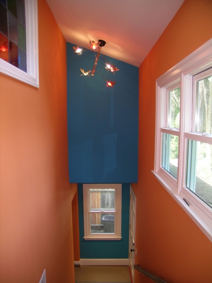 Levende ideer-maleri-entré-kontrast-farver-blå-orange-højt til loftet