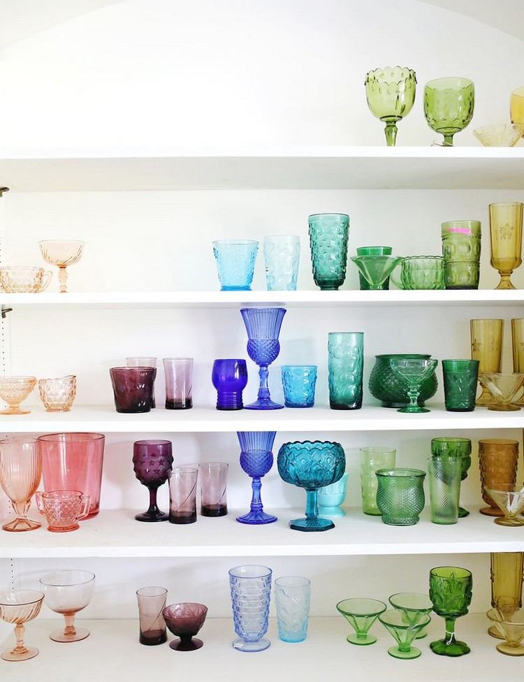 åbne køkkenhylder og farverige glasfade levende trend 2021