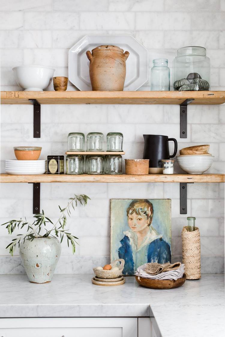 Dekoration til flydende køkkenhylder med keramik og billeder