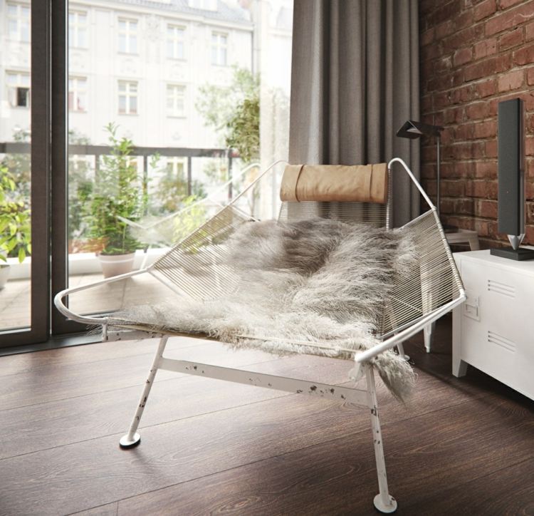 design lejlighed klassisk-møbler-stol-hvid-metal-shabby-pels