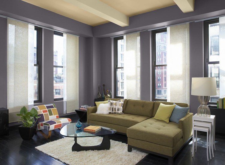 design din egen lejlighed lilla-væg-farve-beige-sofa-farverig-lænestol