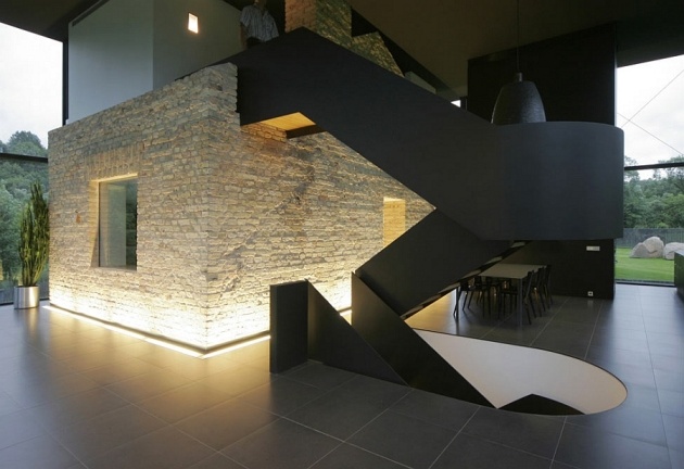 trapper design skulpturelt sort duplexhus