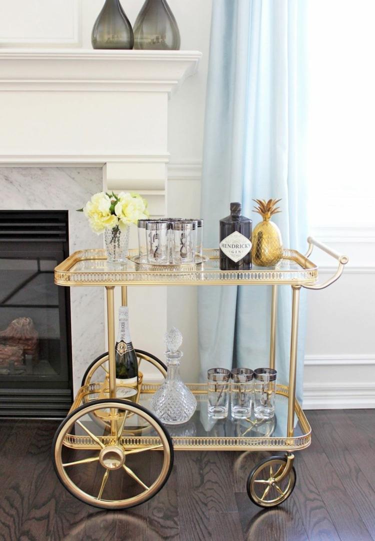 stue-bar-minibar-vogn-guld-dekoration-ananas-glas-flasker-gardiner-vaser-pejs