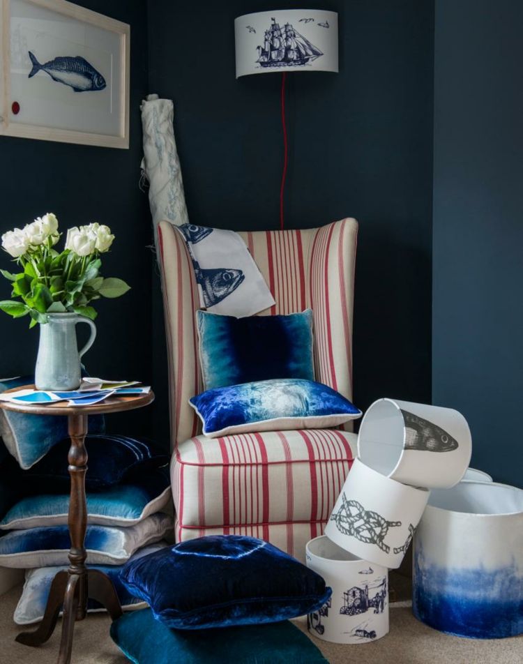 stue-dekoration-ideer-lanterner-vase-ternet-lænestol-rød-hvid-blå