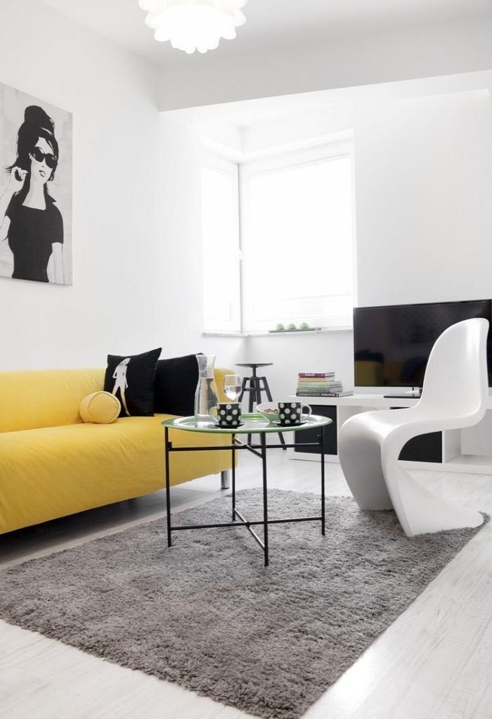 Indret en smal stue-sort-hvid-gul-sofa