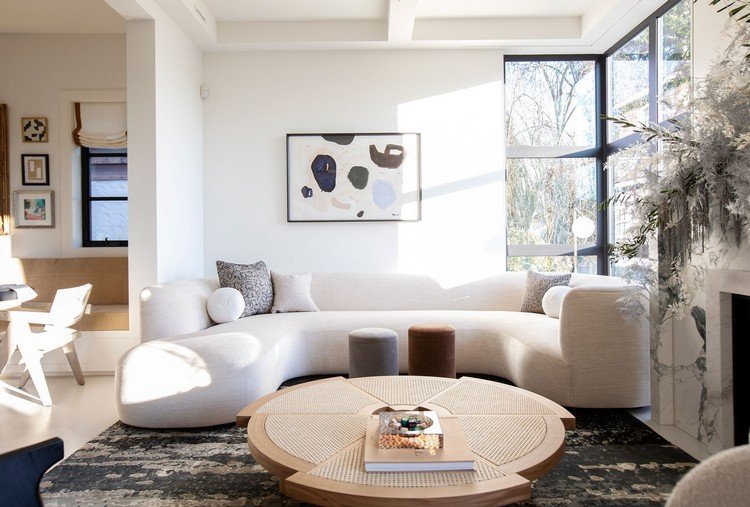 Tekstureret sofabord kombineret med en rund sofa