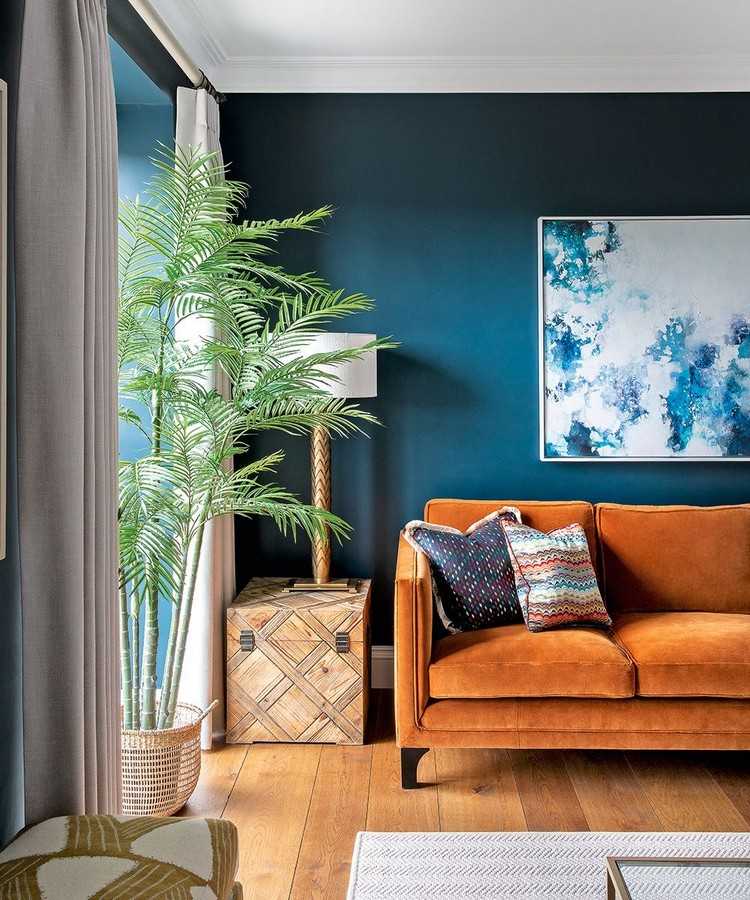 Stueidéer i 2021 mørkeblå muret terracotta sofa og grønt palme i kurv