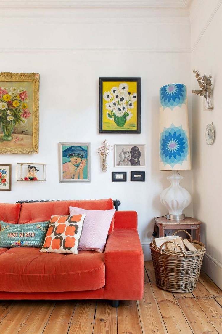 Farvet sofa som accent i den moderne stue