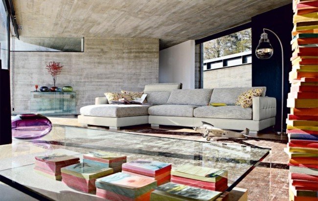 retro opsat farverig betonvæg grå sofa