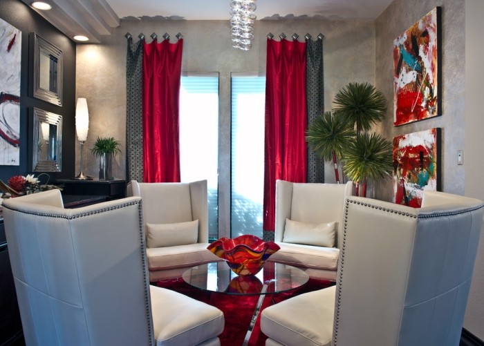 Stue gardiner-rubinrød-møblerende ideer-væg design-gips look
