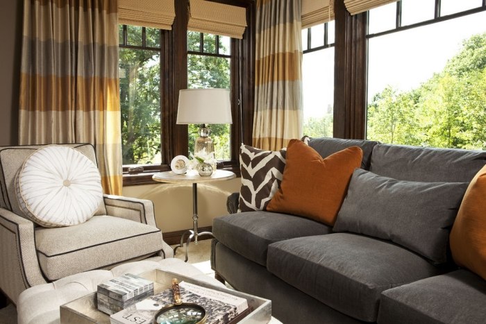 Stue-gardiner-striber-pastel-farver-jordfarver-sofasæt