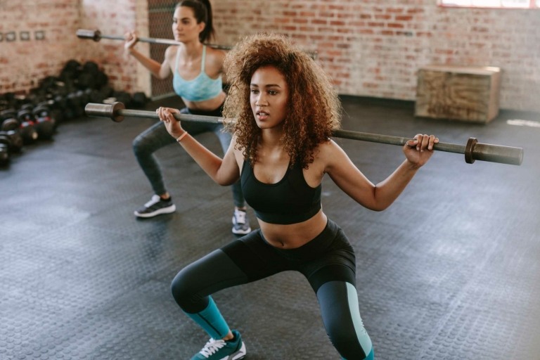 Fuld krops træningsplan øvelser til slankende ben træning kvinde