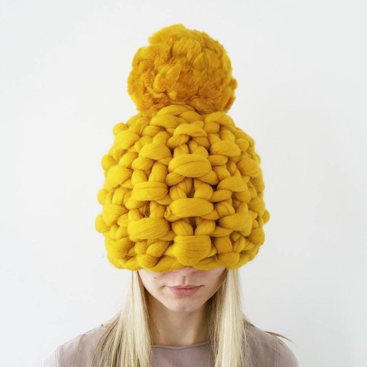 XXL strik chunky hat pompon sennep gul trend