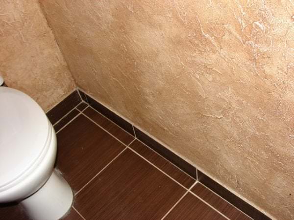 kerámia szegélyléc a fürdőszobában