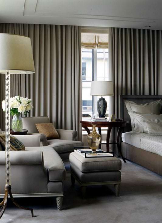 Beige gardiner för sovrummet i klassisk stil