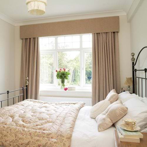 Bruna gardiner för sovrummet i klassisk stil