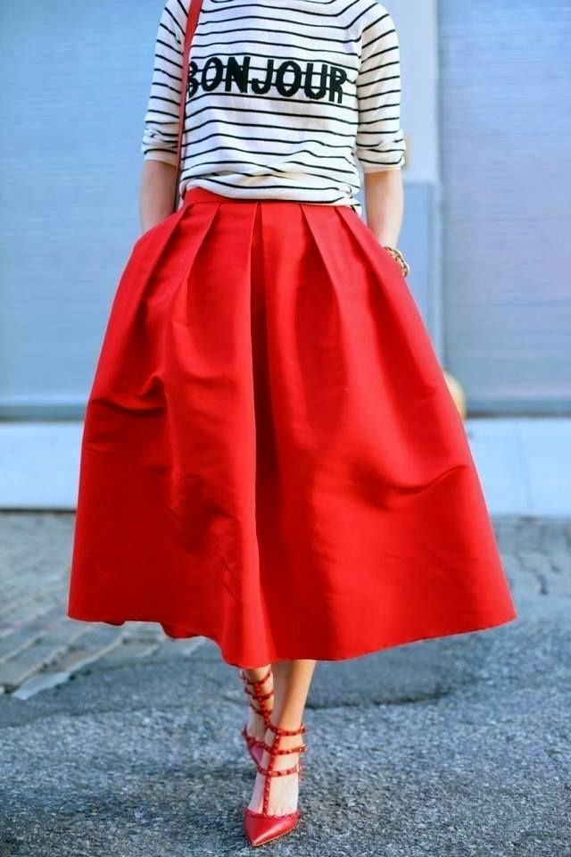 Højhælet rød nederdel