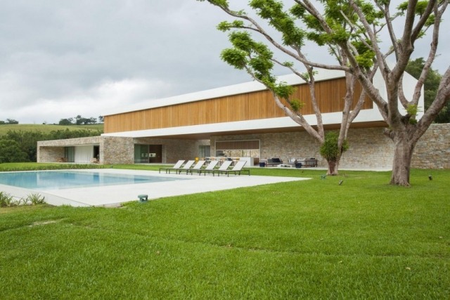Udvendig-design-bolig-Itatiba-facade-træ-stenbeklædning