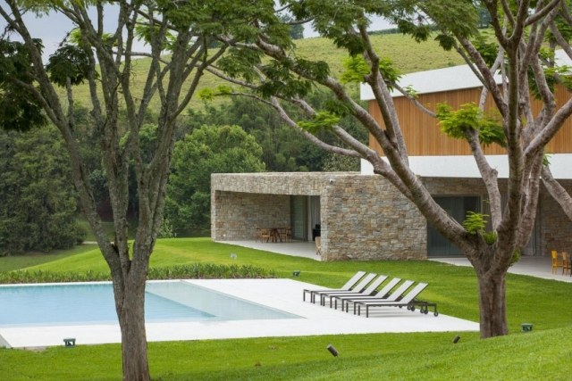 Residence-Itatiba-udendørs pool-rummelig-terrasse-have-grøn