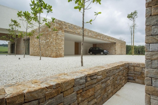 Stenvægge-solide-robuste-moderne-villa-pladser-kuperet-landskab