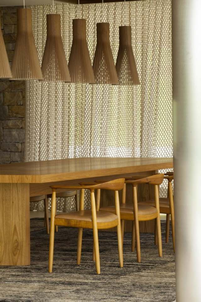 Spisebord-massivt træ-lænestole-retro-design-vedhæng lamper