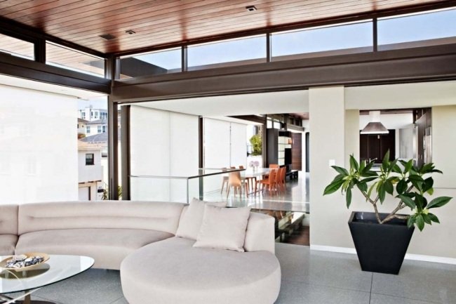 Panoramavindue hems stue-køkken stue-rund sofa hvid ruder