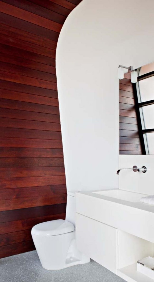 Badeværelse væg vægpaneler hvid håndvask minimalistisk