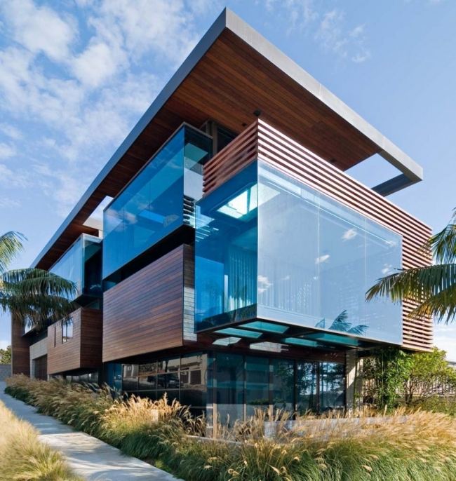 Husets moderne træfacade glasbeklædning-tilbyder fantastisk havudsigt
