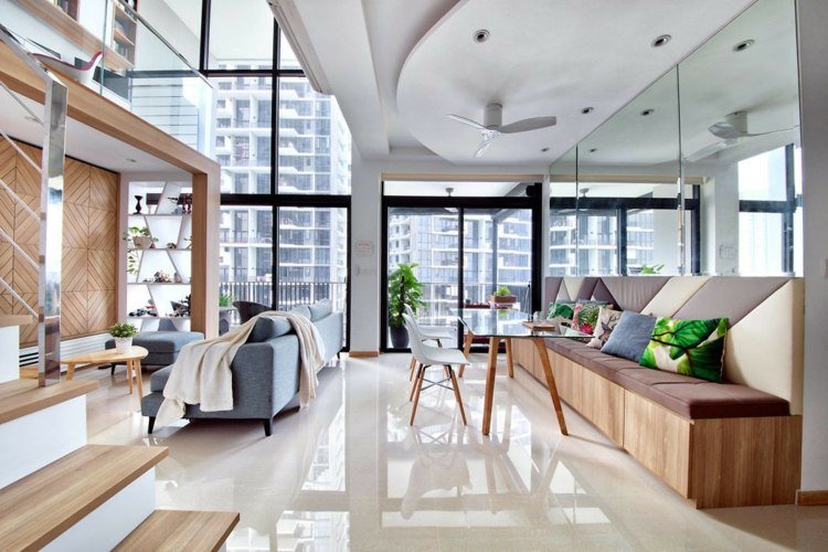 lejlighed loftsmøbler glasfront marmorgulv lyst træ